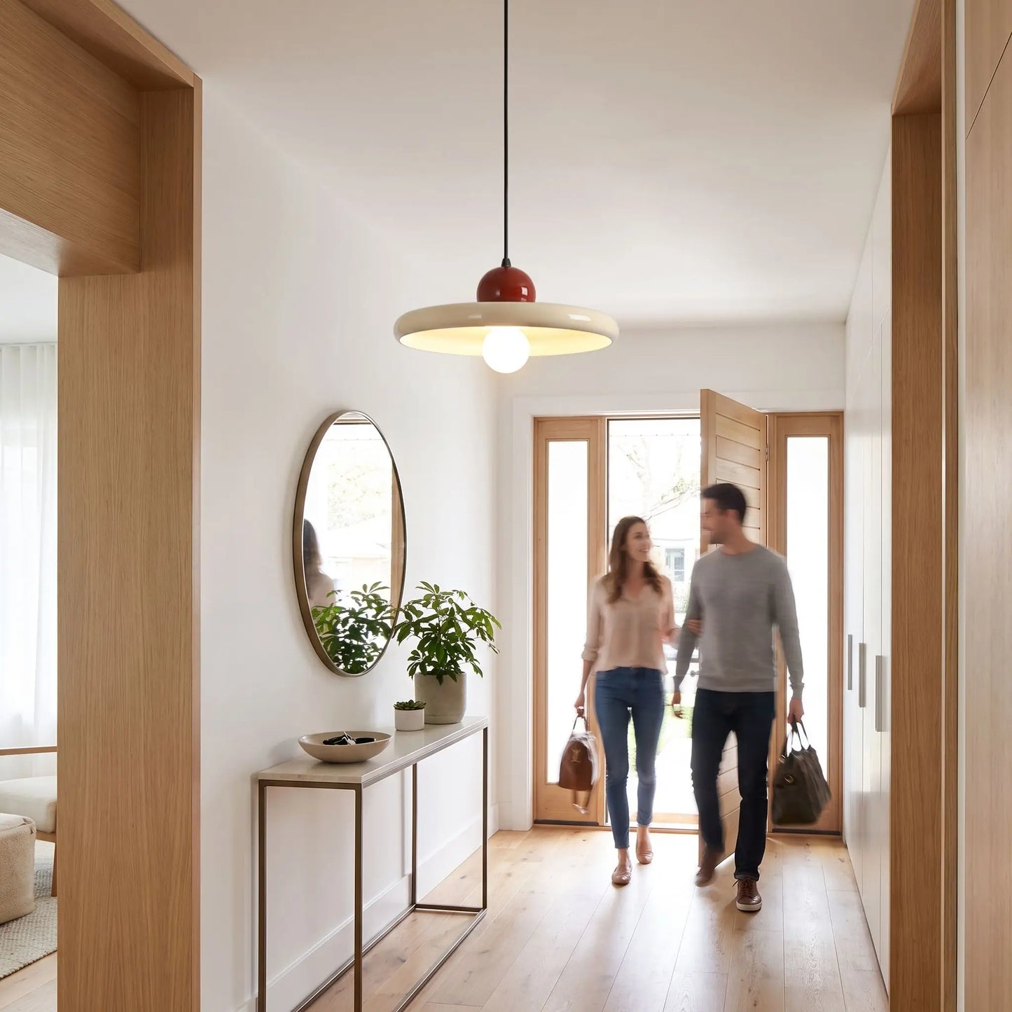 couple entrant heureux sous luminaire suspension