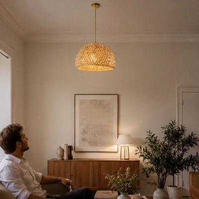 homme assis au salon fixe luminaire suspension