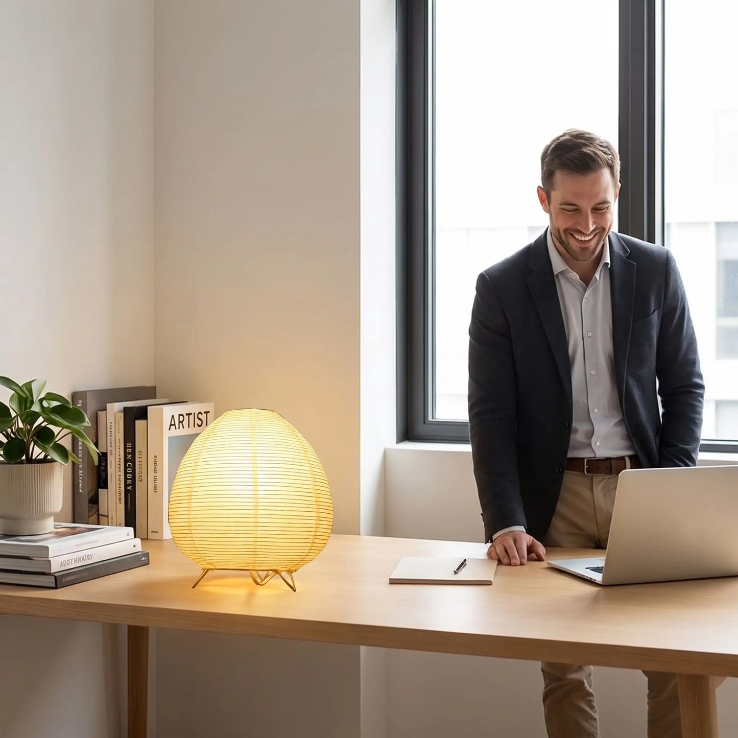 homme heureux devant lampe a poser salon