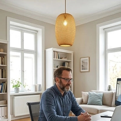 homme visionne au salon sous suspension luminaire