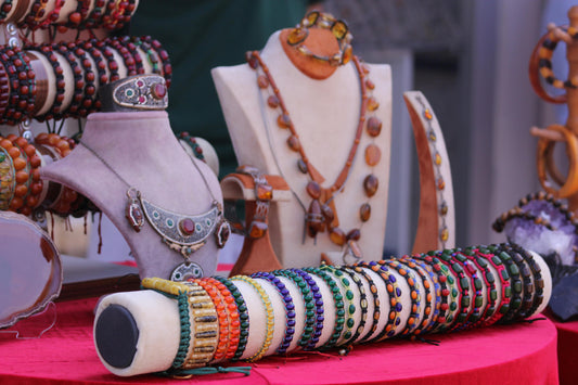 portant à bijoux moderne pour organiser colliers, bagues, et boucles d'oreilles.