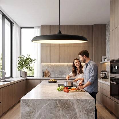 couple cuisine sous suspension luminaire