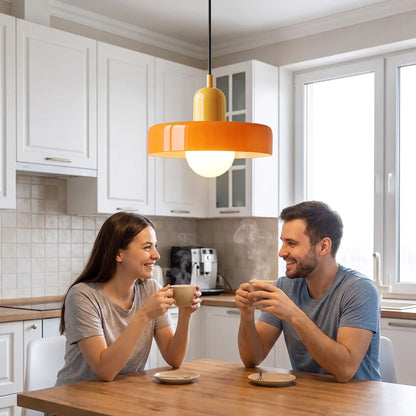 couple prend cafe sous suspension luminaire cuisine