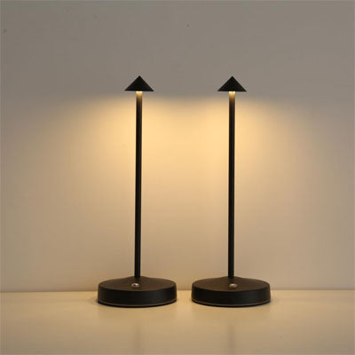 deux lampe de table allumer