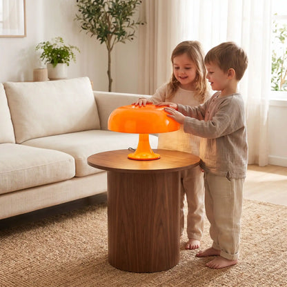 enfant touchent lampe orange champignon