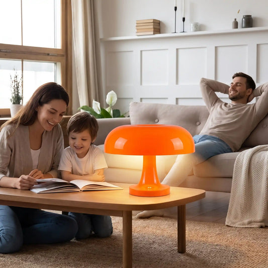 famille heureuse lit sous lampe champignon orange
