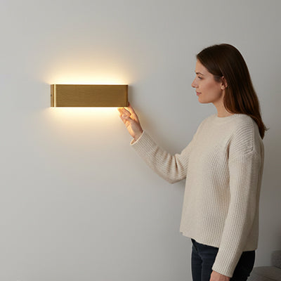 femme allume applique murale bois