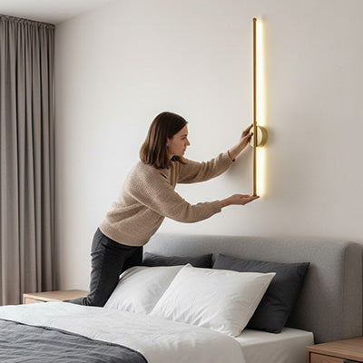 femme allume chambre applique murale