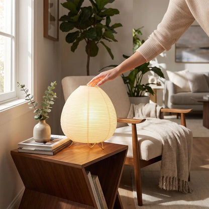 femme allume lampe a poser salon