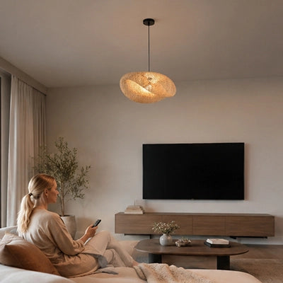 femme allume tele sous luminaire suspension