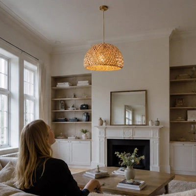femme assise au salon fixe luminaire suspension