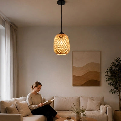 femme assise au salon lit livre sous suspension luminaire