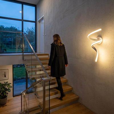 femme devant applique murale design blanc