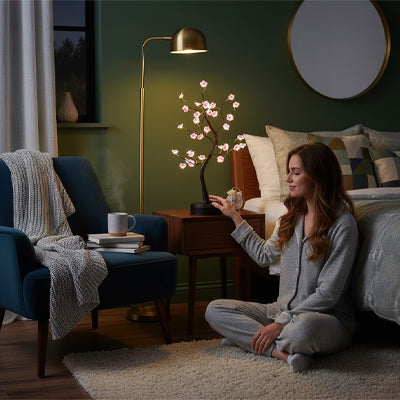 femme devant lampes de chevet