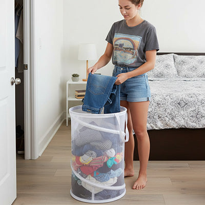 femme devant panier a linge blanc