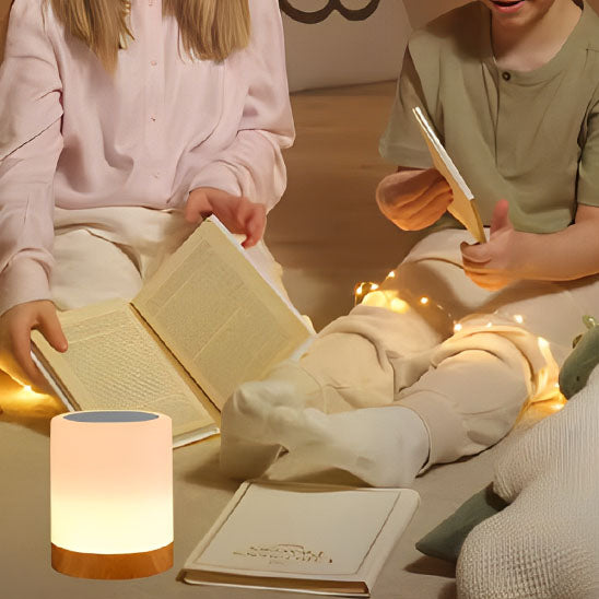 femme enfant devant la lampe de chevet moderne