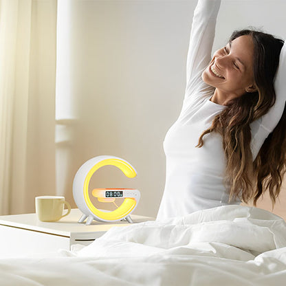 femme heureuse devant lampe de chevet design