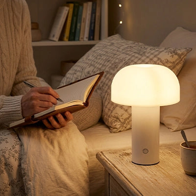 femme lit devant lampe champignon blanc