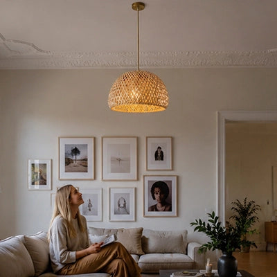femme lit livre sous luminaire suspension