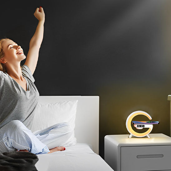 femme se reveille proche lampe de chevet design