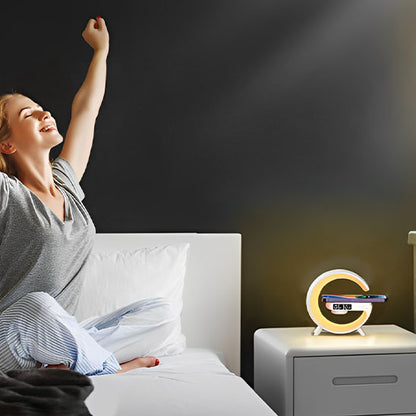 femme se reveille proche lampe de chevet design