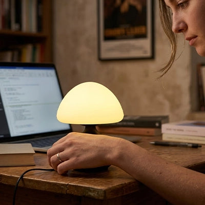 femme touche lampe champignon