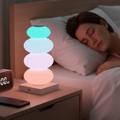 fille dors devant lampe de chevet enfant multicolore