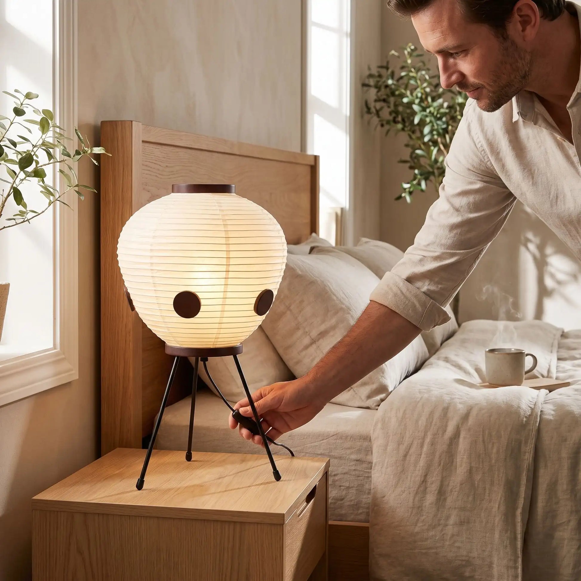 homme allume lampe à poser dans chambre