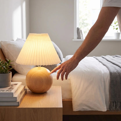 homme allume lampe a poser design