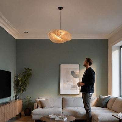 homme debout au salon sous luminaire suspension