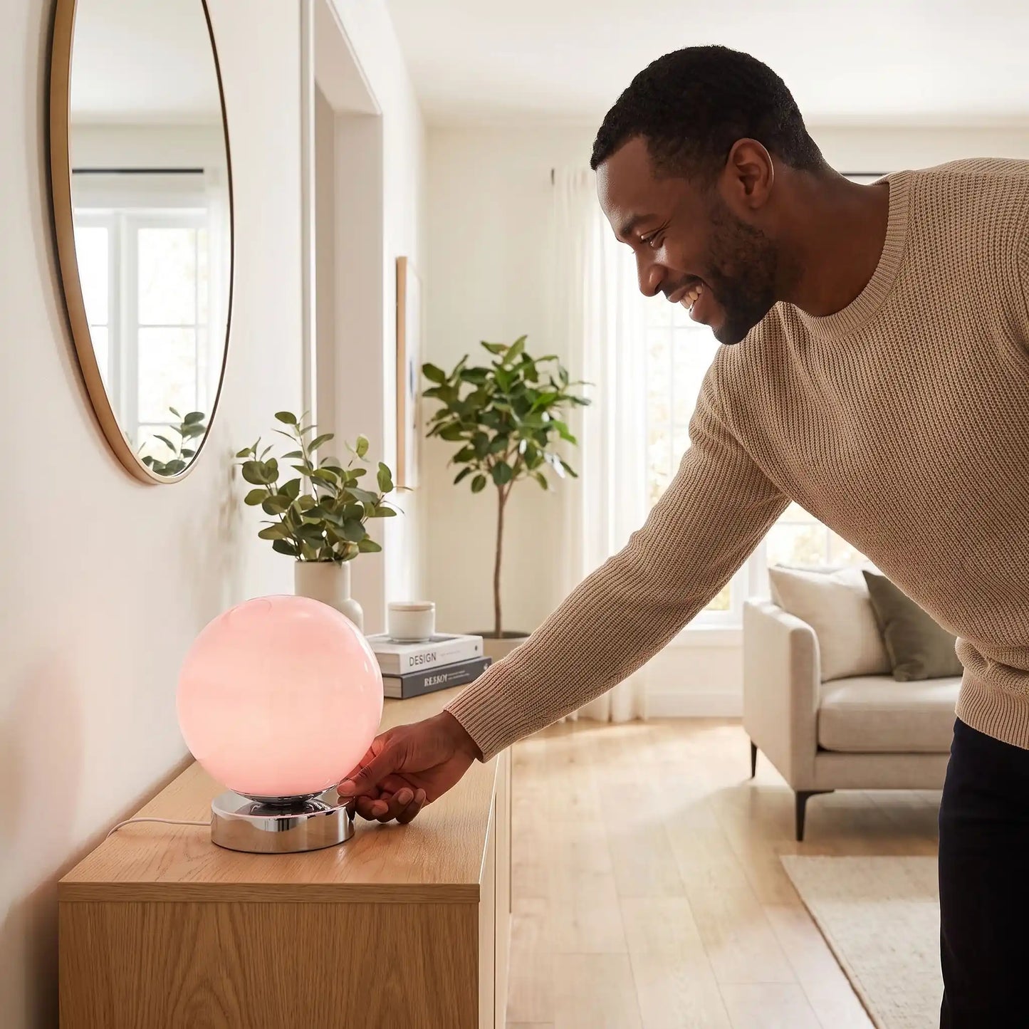 homme heureux allume sunset lamp