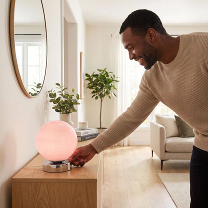 homme heureux allume sunset lamp