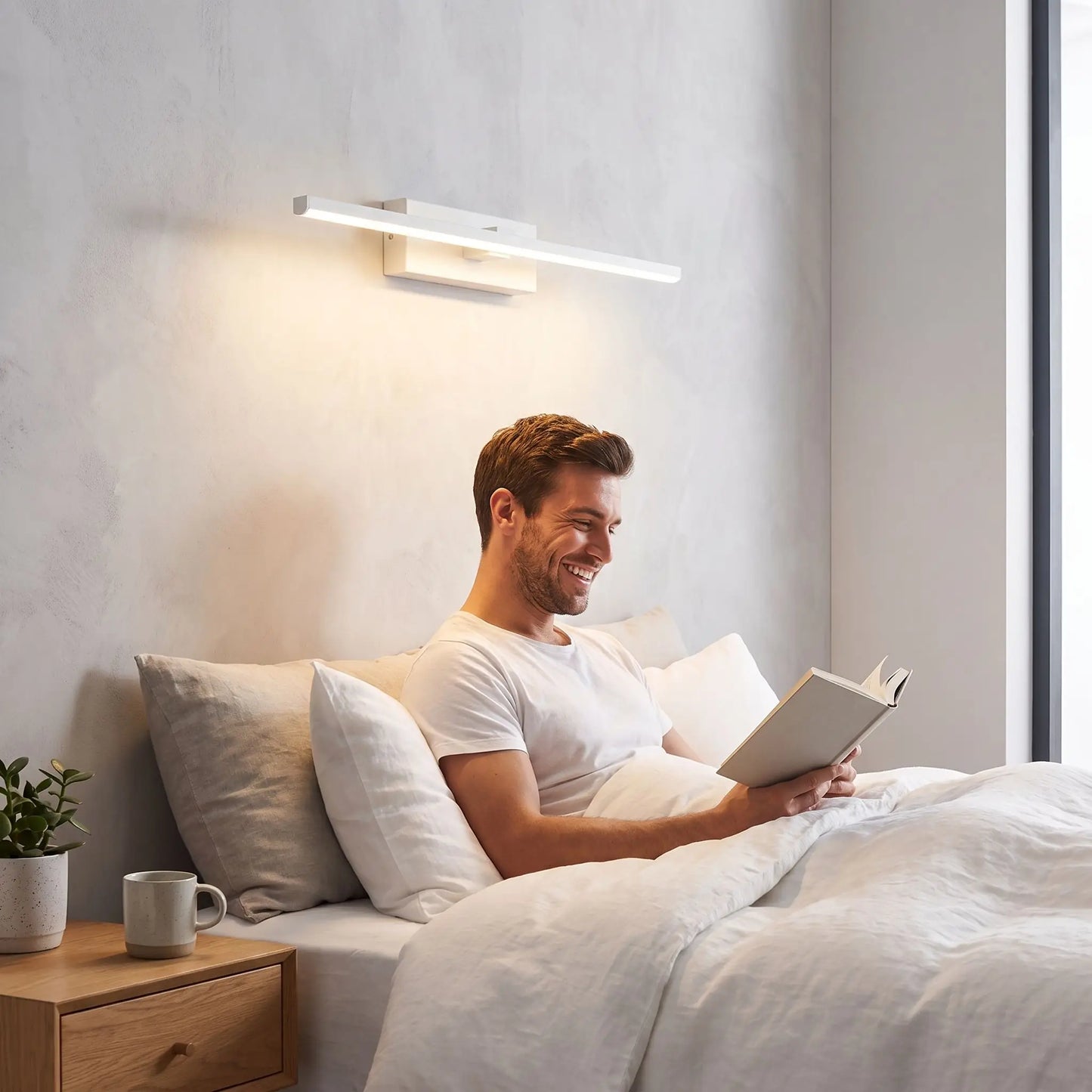 homme heureux lit sous applique murale chambre