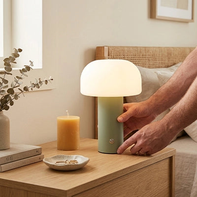 homme pose lampe champignon vert