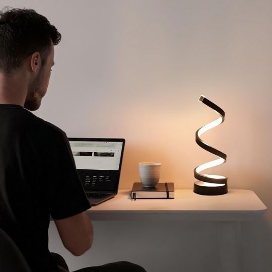 homme travaille devant lampe de bureau leds