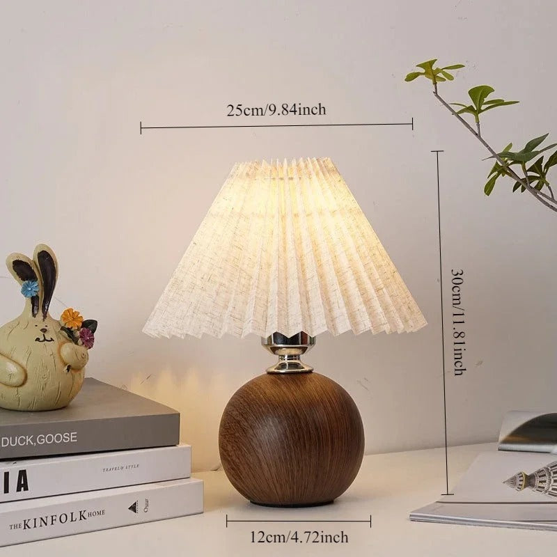 lampe a poser design sur table avec livres