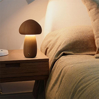 lampe champignon au chevet du lit
