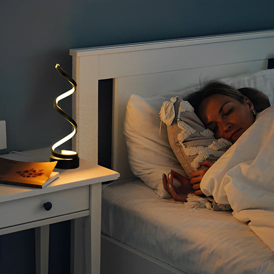 lampe de bureau leds au chevet du lit