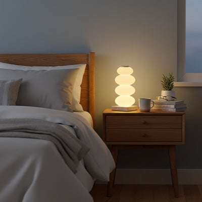 lampe de chevet enfant blanc au chevet du lit