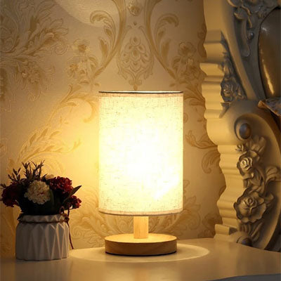 lampe de table au chevet du lit