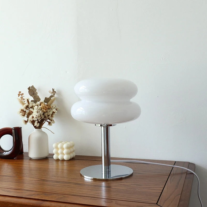 lampe de table blanche sur table