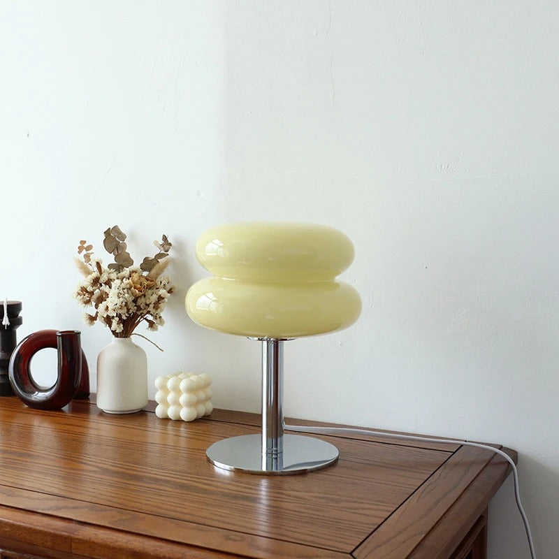 lampe de table jaune sur table