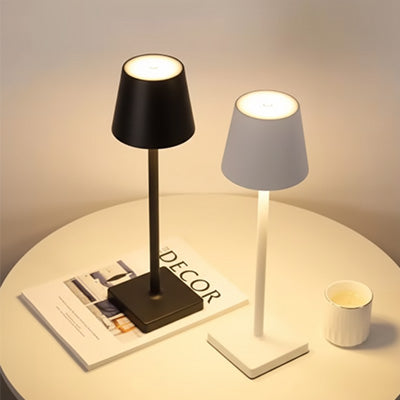 lampe de table noir et blanc sur table