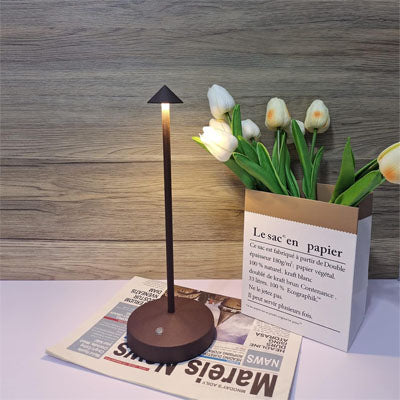 lampe de table noir sur table