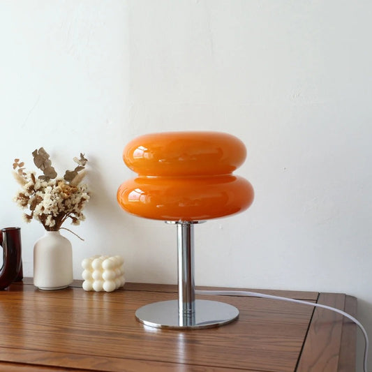 lampe de table orange sur table