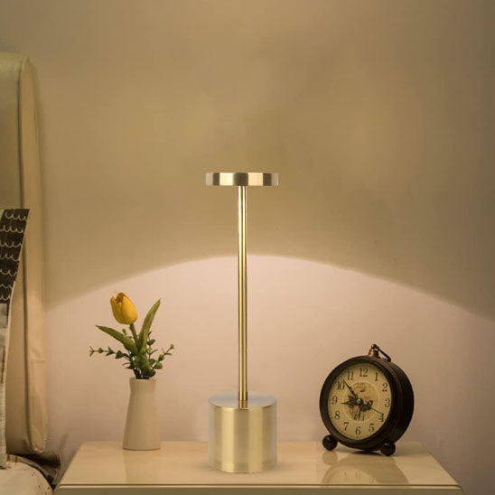 lampe de table rechargeable au chevet du lit