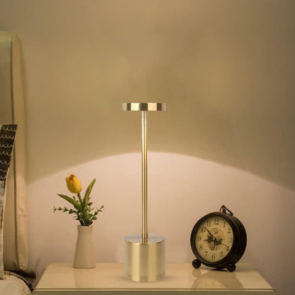 lampe de table rechargeable au chevet du lit