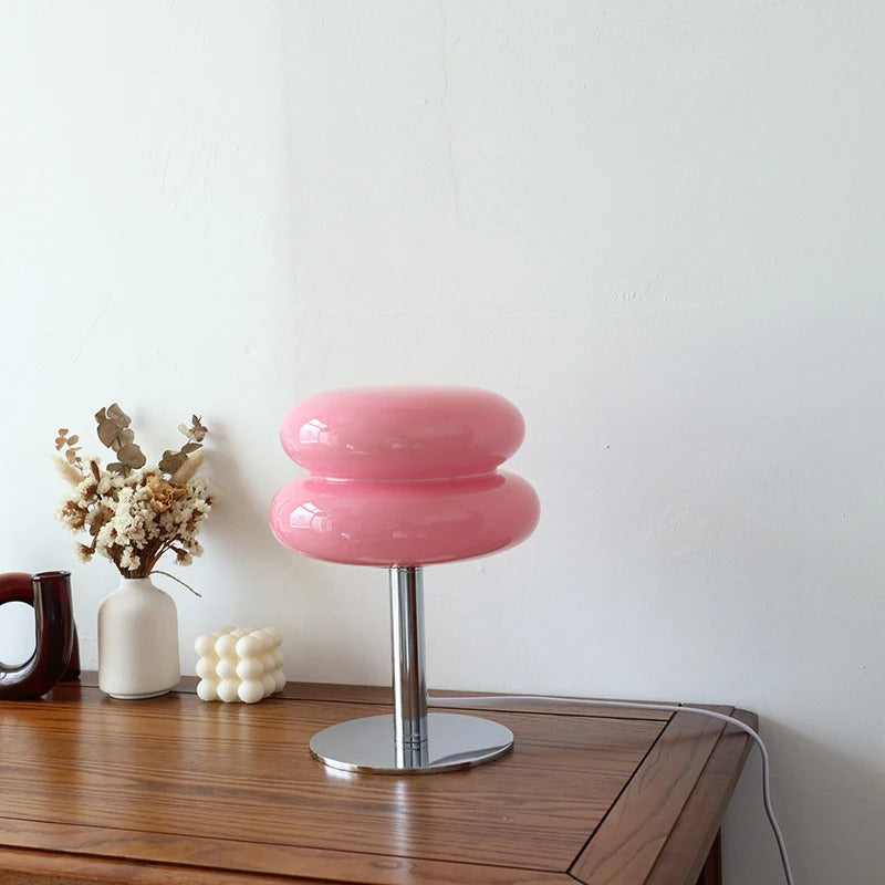 lampe de table rose proche potfleur