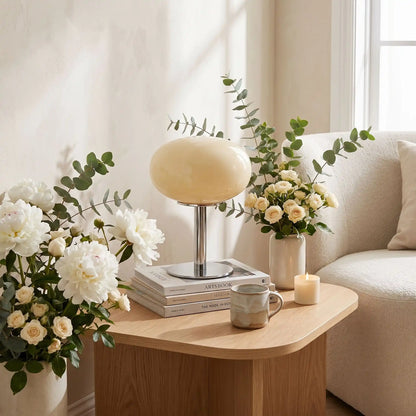 lampe de table sur table avec fleur