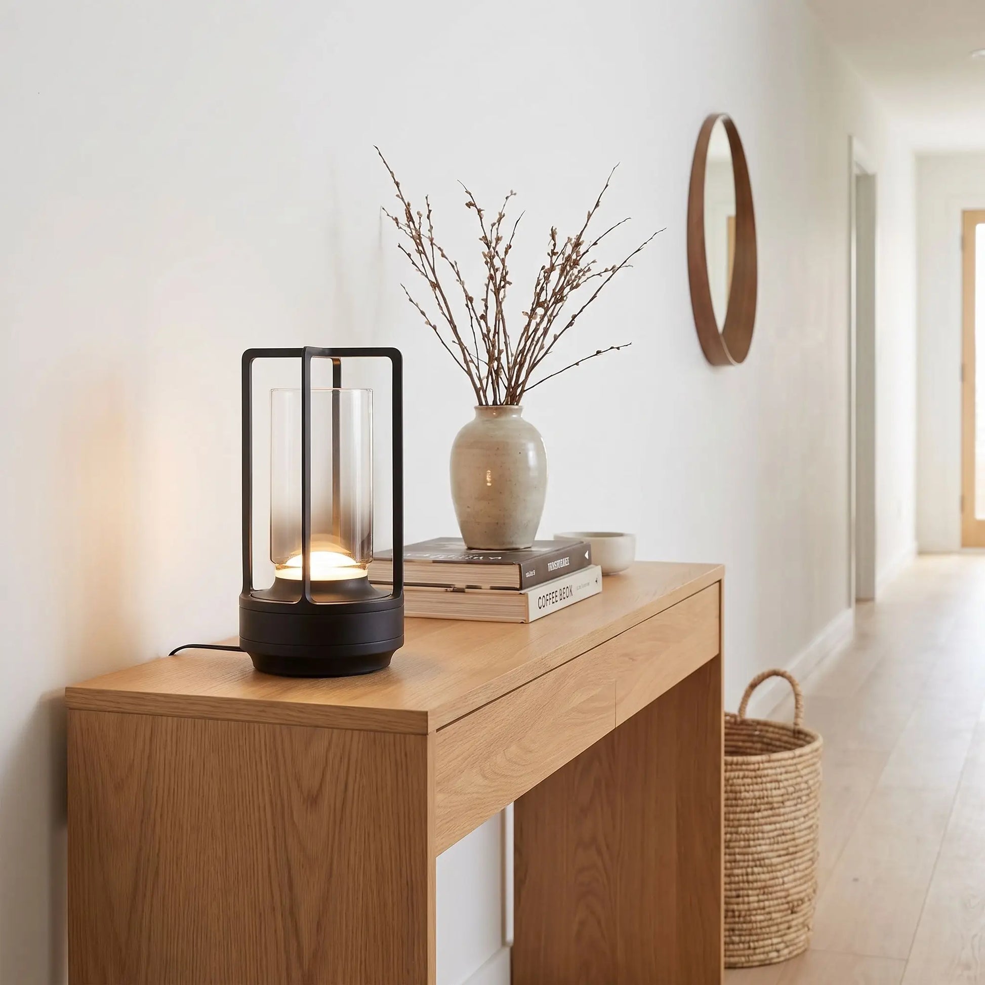 lampe design a poser sur table avec livre